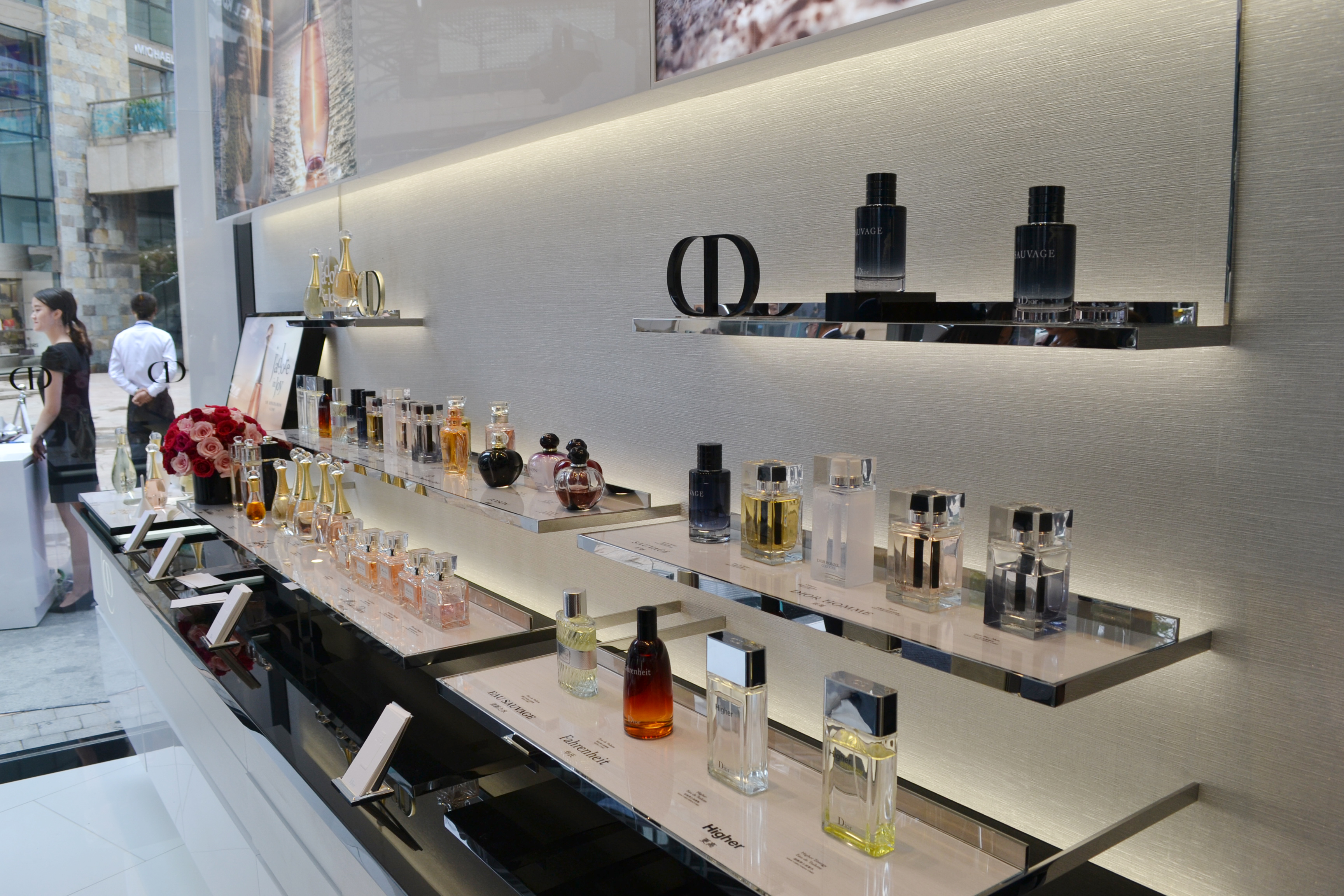 Dior迪奧后臺(tái)彩妝概念精品店于昆明順城盛大揭幕，開(kāi)啟美妝新紀(jì)元